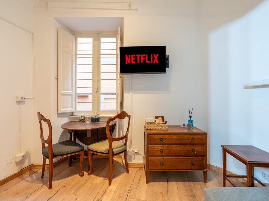 Interno con arredi d'epoca di un loft vicino a Piazza Navona