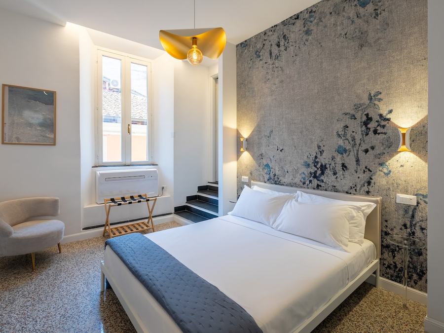 Camera da letto elegante di un appartamento con due camere e due bagni vicino a Piazza di Spagna
