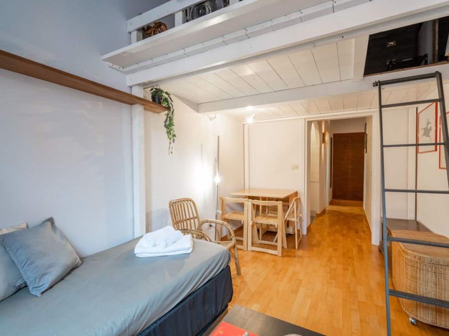 Interno con soppalco di un appartamento nel cuore di Trastevere