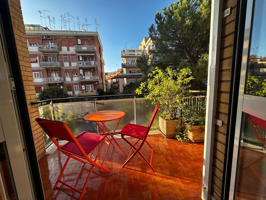Terrazza con tavolino e piante di un appartamento a Monteverde