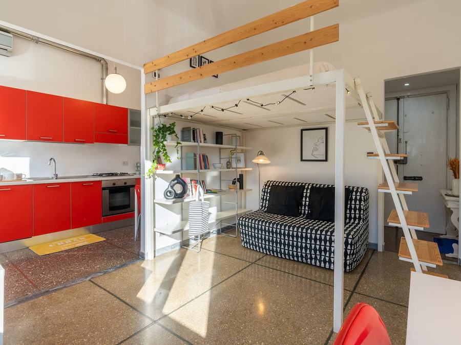 Loft con soppalco e cucina rossa vicino alla metro Furio Camillo