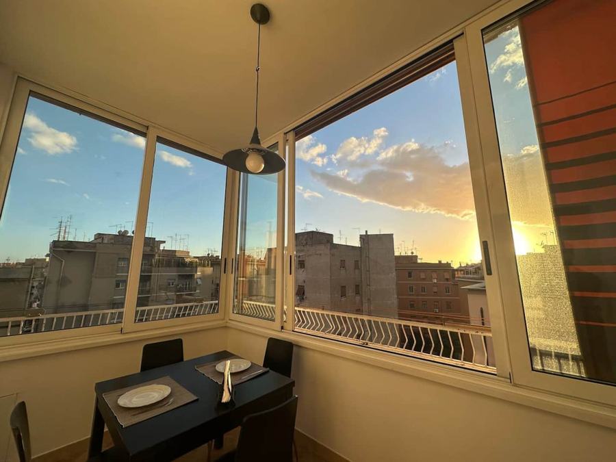 Veranda vetrata al tramonto di un appartamento a Centocelle