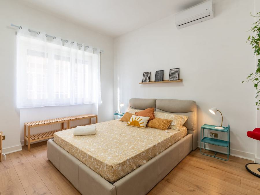 Camera da letto piena di luce di un appartamento a Battistini
