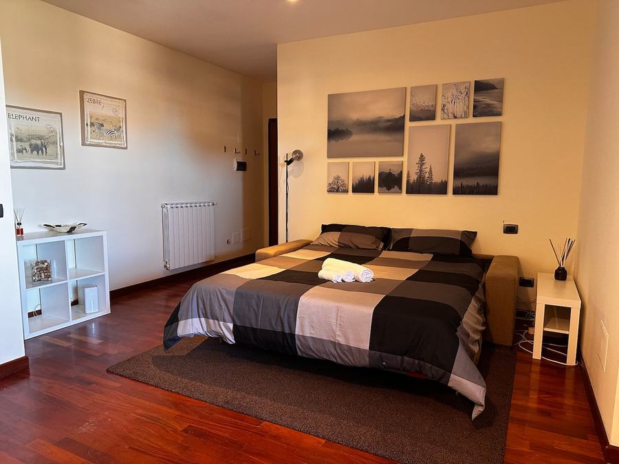Camera da letto di un appartamento con terrazzo e barbecue a Mezzocammino
